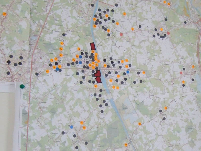 Carta alrededor de Kappelle-op-den-Bos, Bélgica (leyenda: en rojo: las instalaciones fabriles; azul: enfermos; negro: fallecidos por el trabajo; naranja: fallecidos por exposición familiar o