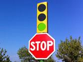 15º- En una intersección hay un semáforo en verde y una señal de stop, a cuál se debe obedecer?