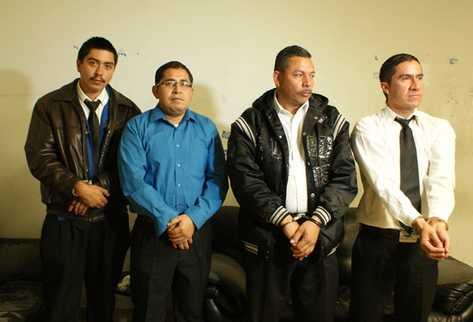 Noticia Prensa Libre 27/02/2013 Empleados de Aeronáutica ayudaron a sacar dólares Cuatro empleados de Dirección General de Aeronáutica Civil fueron capturados la