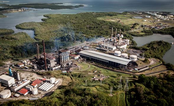 Planta de Carbón: una caldera del fabricante Ansaldo y tres turbinas de vapor Franco Tossi que suman 120 MW.