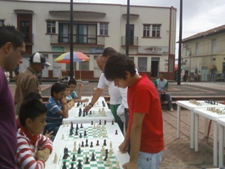 Se realizó 40 clases de ajedrez municipal, 3 días de ajedrez al parque en la