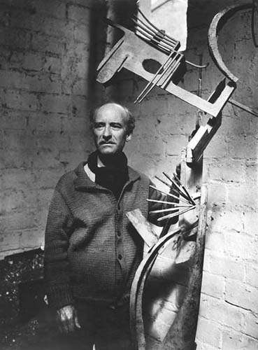 Julio González. Es quizá el principal escultor del periodo en entreguerras.