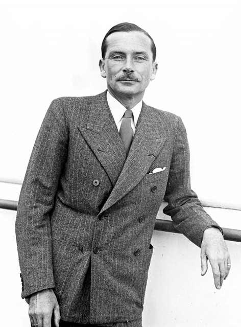 Lucien Lelong Lucien Lelong era el presidente del sindicato de la cámara de la costura, entre 1936-46, tuvo que hacer gala de sus cortes de persuasión para salvar la industria de lujo en París,