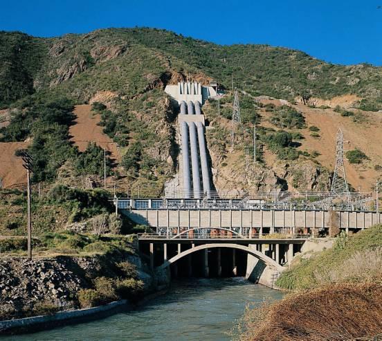 En una central de este tipo las turbinas deben aceptar el caudal disponible del río "como viene", con sus variaciones de estación