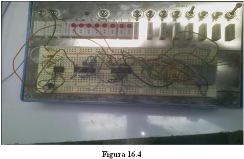 El contador (generado con el IC 74293) devuelve salidas binarias, las cuales son recibidas por el decodificador 7447 y luego las salidas del decodificador 7447 se entregan al display de 7 segmentos,