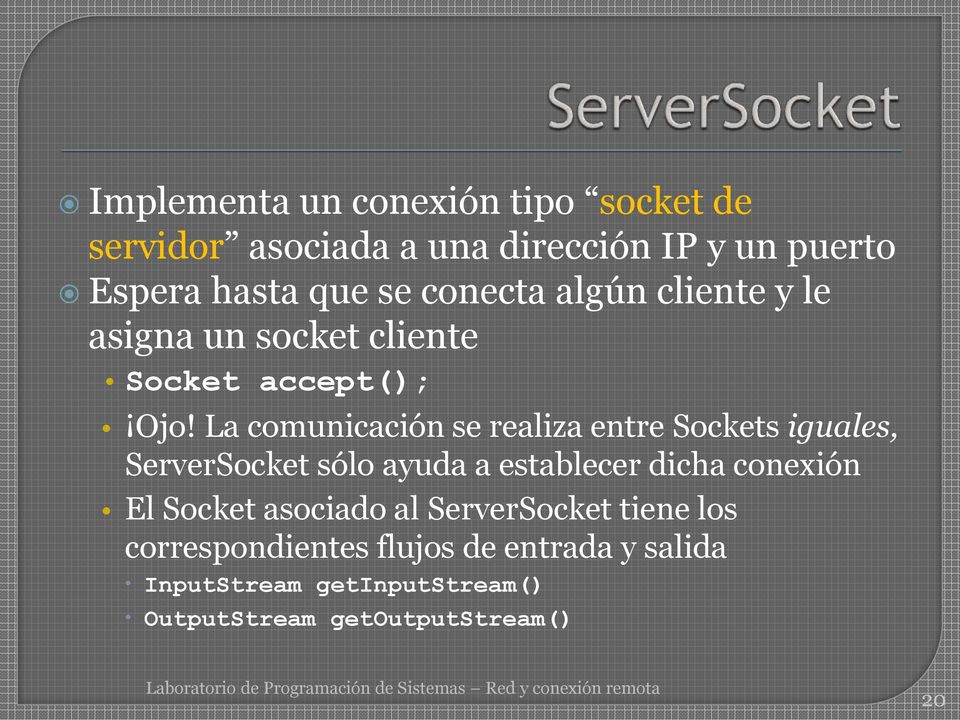 La comunicación se realiza entre Sockets iguales, ServerSocket sólo ayuda a establecer dicha conexión El