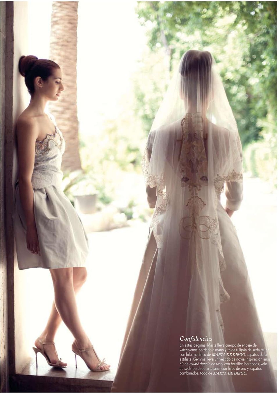 Gemma lleva un vestido de novia inspiración años 50 de muaré duppio de raso, con bolsillos