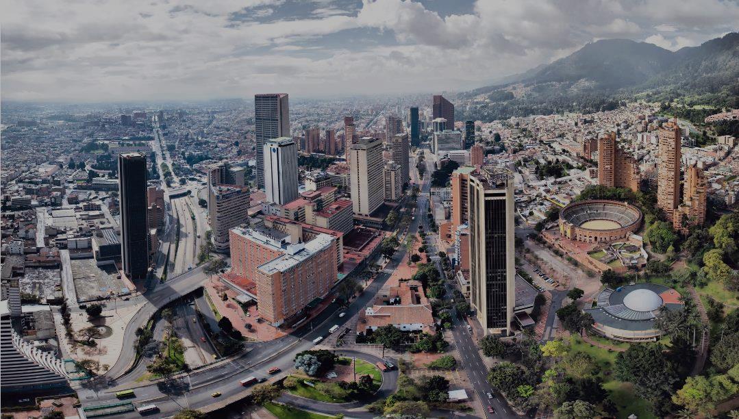 Colombia Ofrece: Un sistema económico dinámico y estable Un mercado en crecimiento, estratégicamente ubicado para facilitar las transacciones y negocios en la región.
