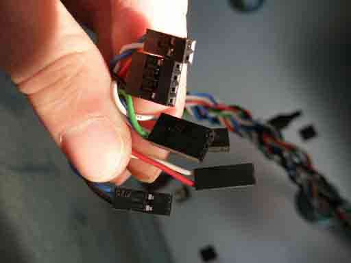 31 Después debes conectar a la caja los distintos cables para el ventilador de la caja, el altavoz, los diodos led indicadores,