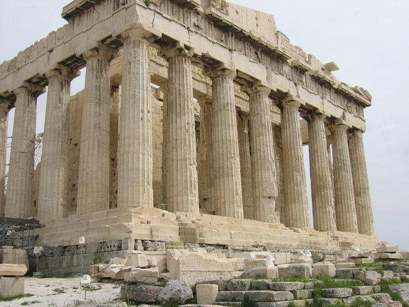 FIDIAS (498-432 A.C.) Fidias nació en Atenas, Grecia. Es considerado representante emblemático de la escultura griega.