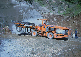 Servicios de Excavación y Tronadura Inspección de Frente Roca de Mala Calidad Geotécnica Perforación de Frente
