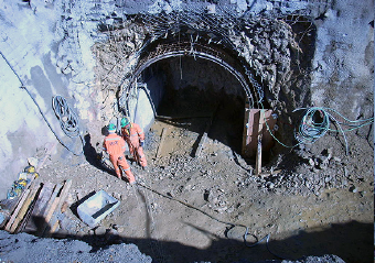 Servicios de Excavación y Tronadura Estabilización y Fortiﬁcación de Tunel Salida Vista Superior de Tunel Salida