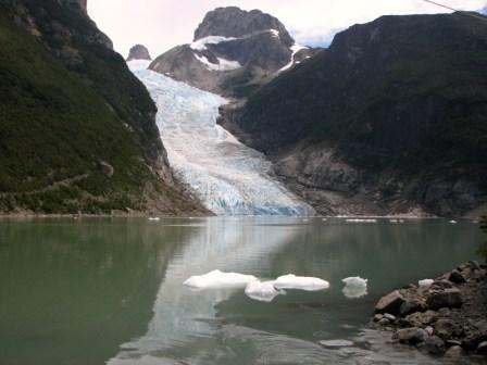 Glaciar: Masa de hielo que fluye hacia abajo (por deformación interna y deslizamiento de la base) limitada por la topografía que le rodea Un glaciar se