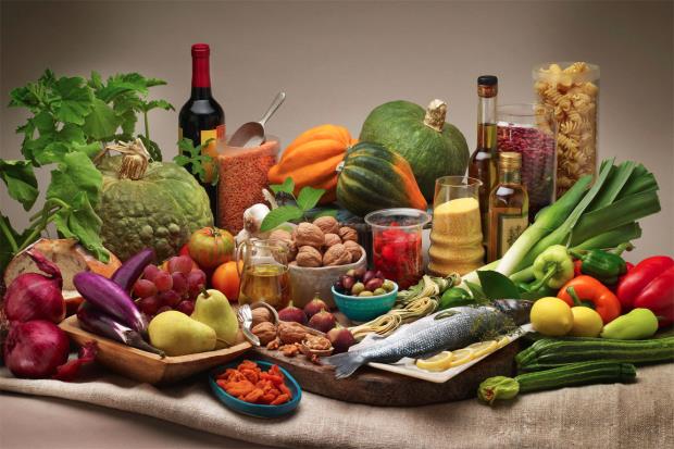 Componentes de la dieta mediterránea Alimentos ricos en glúcidos basados en cereales (pan, pasta, arroz, etc).