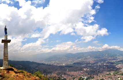 Medellín se rodea de vida Con el Jardín Circunvalar nuestra ciudad: Contará con barrios más seguros Será más ordenada, accesible y