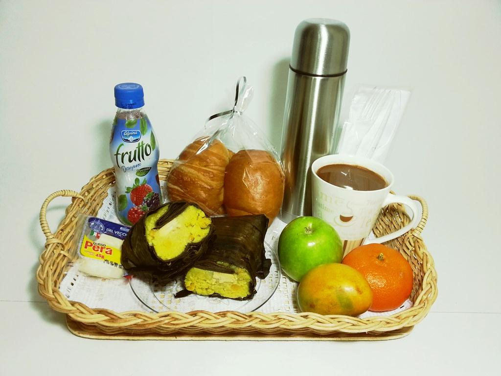 Desayuno de nuestra tierra - Bandeja mimbre o madera - Mug de porcelana - Termo bala - Individual *Liquido - Jugo desayuno alpina - Café o chocolate
