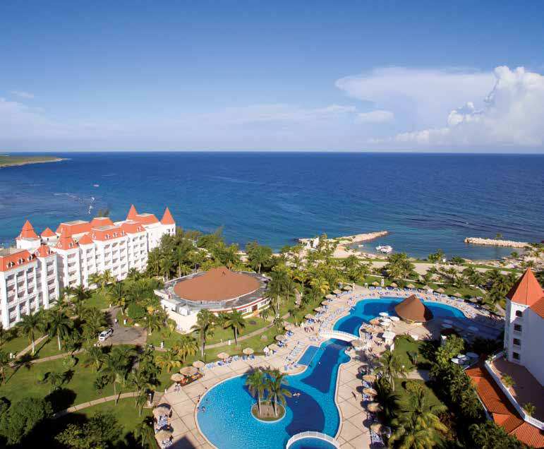 102 RUNAWAY BAY JAMAICA La encantadora isla del ritmo y los contrastes caribeños da nombre a este espectacular hotel, que se aparece sobre la norteña bahía de Runway Bay como un sueño de hadas.