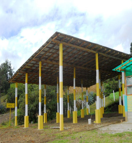 La planta de Reciclaje. Es un área de terreno cubierta por un techo de calamina sostenida por columnas de concreto y vigas de madera.