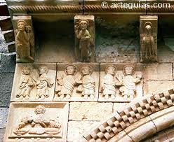 2.1. El Camino de Santiago y la catedral de peregrinación de Compostela También es frecuente la decoración escultórica: Relieves en el tímpano y estatuas adosadas a las