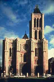 Saint Denis En las de Laon (1174) y París (1163) sólo se emplean gruesas columnas, lo que contribuye poderosamente a producir el efecto de un interior ligero y diáfano.