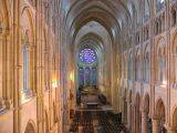 - Ejemplos: la Catedral de Sens es la primera que posee ya todos los elementos góticos armonizados, como las bóvedas de crucería sexpartitas y los pilares góticos, pero estos alternan aún con gruesas