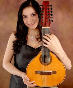 Página 8 KATHERINE LASSO (Colombia) Nació en Bogotá en 1989. Es licenciada en química y música.