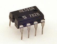 Integrado 555 El temporizador 555 es un excepcional circuito integrado, muy difundido en nuestros días. Nació hace más de 30 años y continúa utilizándose actualmente.