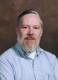 Organización de Computadoras - 2016 4 Origen del lenguaje El lenguaje C fue diseñado por Dennis Ritchie en el año 1972. Deriva de un lenguaje anterior llamado B.