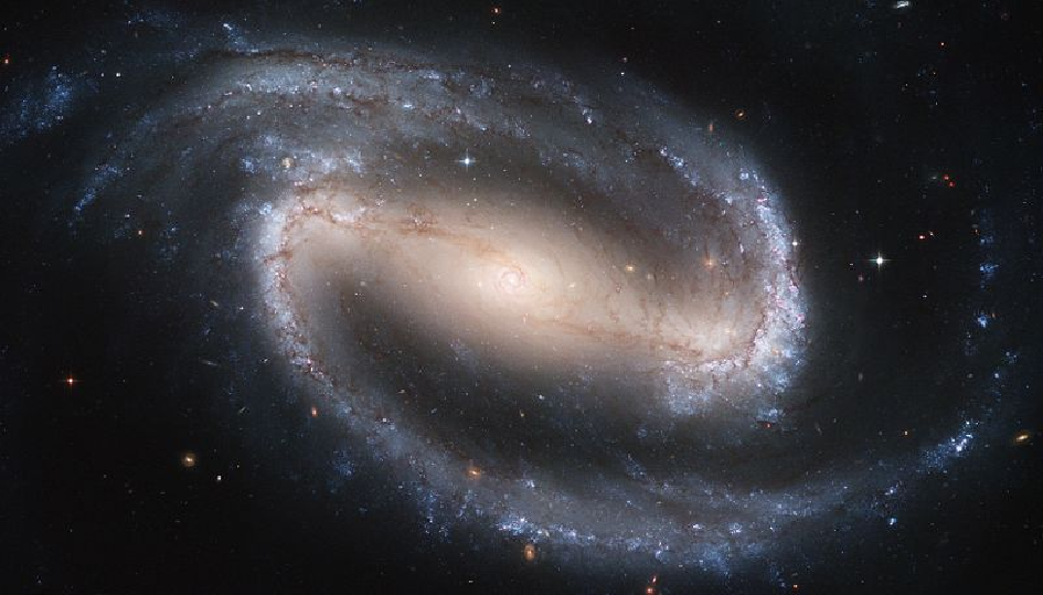 5 enormes y con frecuencia se las encuentra en conglomerados mayores de galaxias, cerca del núcleo. 1.1.2. Galaxias espirales (Sa-d):Las galaxias espirales (Fig.