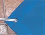 COBERTOR DE MALLA Características técnicas: Material: Poliéster 1100 Dtex. recubierto de P.V.C. Peso: 260 gm./m2. Color: Azul. Resistencia a la tracción: Urdimbre 260 Kg./5 cm.