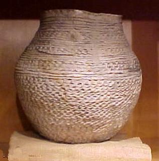 Los restos más abundantes de los antiguos hohokam son fragmentos de cerámica color crema