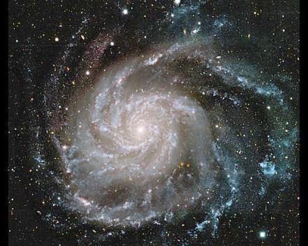 mientras las galaxias tipo Sc presentan bulbos más pequeños y una estructura espiral más probremente definida, con brazos más grumosos.