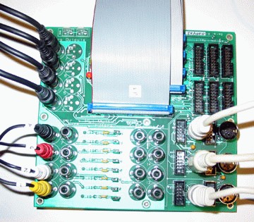 es la señal de alimentación (de la UPM). El conector de 6-pin DIN es del tacómetro y tipicamente se conecta a S3 en la UPM.
