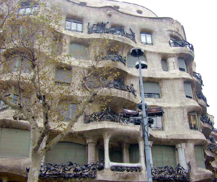 La Pedrera constituye una fusión de las cuatro grandes pasiones de Gaudí: Arquitectura Naturaleza: Se refleja en la ondulación marina de la fachada.