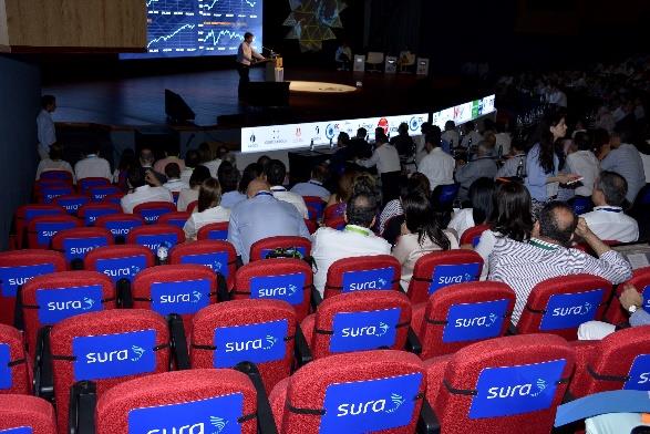 MARCACIÓN SILLAS Presencia de marca en el espaldar de las sillas del auditorio principal durante el día evento.