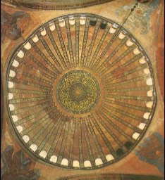 La cúpula central tiene un gran anillo de ventanas y está apoyada en cuatro pechinas,