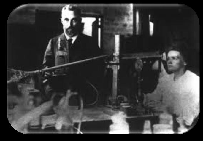 Historia En 1898 Pierre y Marie Curie, tras muchos esfuerzos, tuvieron éxito en separar químicamente de la pecblenda el