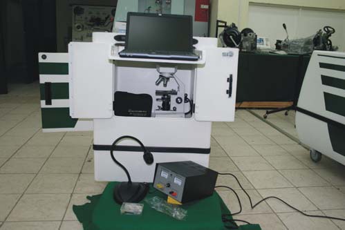 COMPARTIMENTO B Interface de adquisición de datos Un microscopio binocular Cámara digital para
