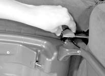 Desmontaje Pulse el botón de desbloqueo gris 41 y levante al mismo tiempo el asiento infantil. Un consejo: Si se utiliza a diario, el adaptador ISOFIX 33 puede quedarse montado en el vehículo.