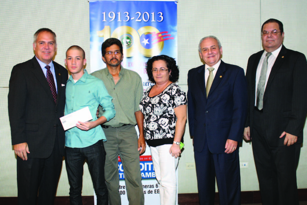 Desde la izquierda: el Sr. Manuel Mejía, Presidente del Fondo de Becas de la CCPR y Expresidente de la CCPR; la estudiante Margheritte J. Cobián y su progenitora; el Arq.