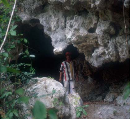 Figura 7. Boca de una cueva sobre el río San Simón en una colina sagrada, sobre el lado oeste de la plaza principal, Raxruja Viejo.