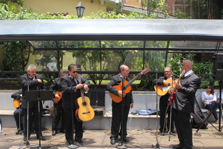 La Rondalla de la Fuerza Pública de Costa Rica interpretó temas nacionales. La banda de la Escuela Buenaventura Corrales interpretó los himnos.