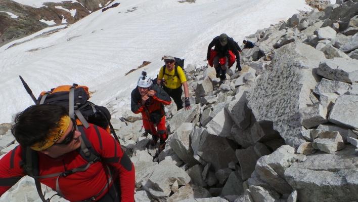 En el collado, dos personas continuan hacia el refugio y el resto del grupo inicia la ascension hacia el Cap de la Vaca Occidental de 3097 m.