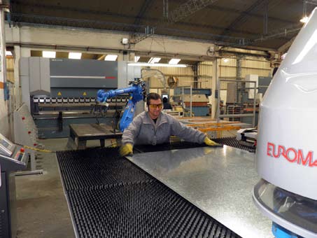 ADIMRA - Cámara Argentina de Fabricantes de Maquinaria Agrícola (CAFMA) Punzonadora múltiple y plegado por robot.