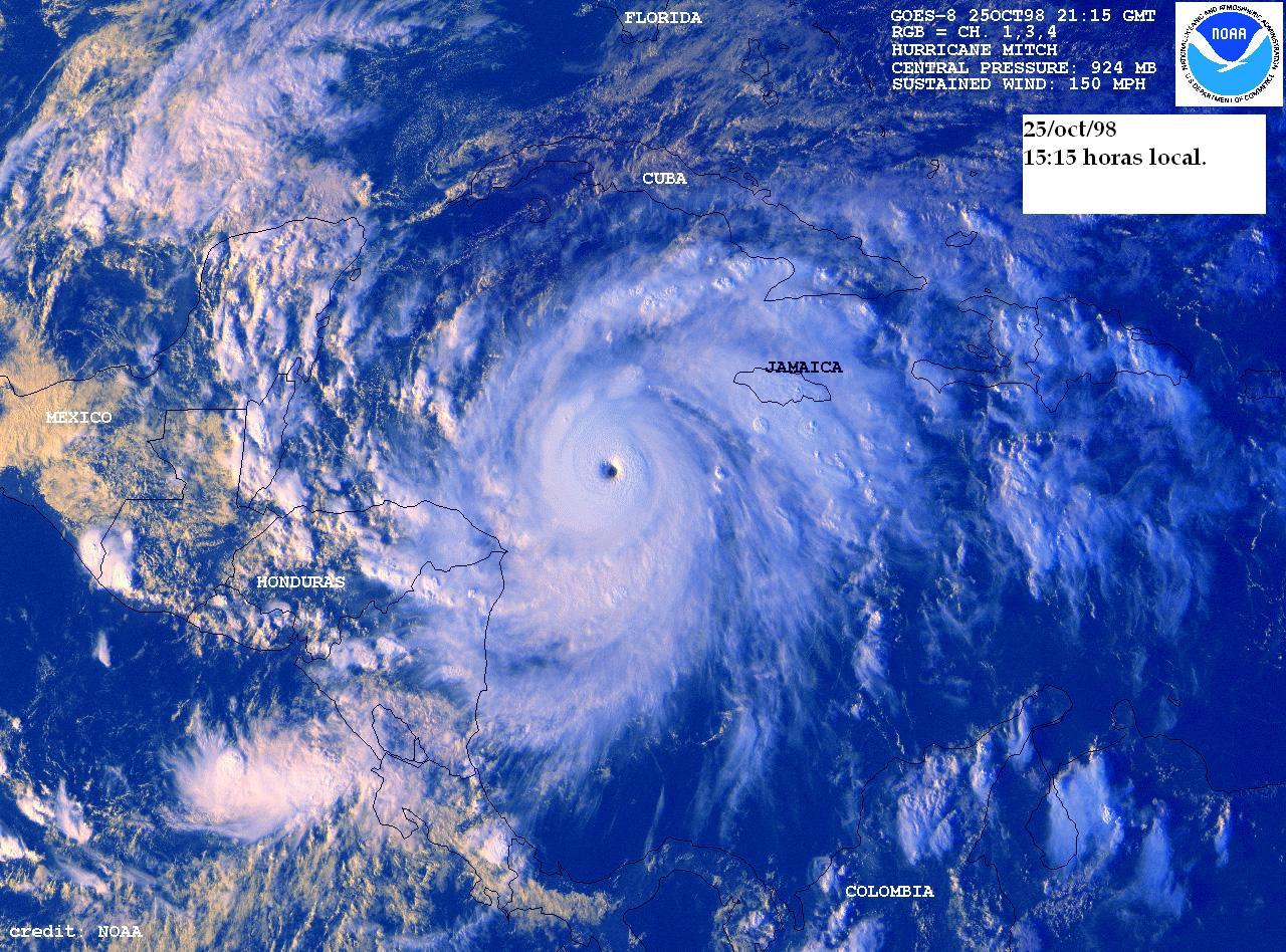 DOMINGO 25 DE OCTUBRE DE 1998. El Huracán se clasifica como categoría 3 en la escala Saffir-Simpson. A las 3:00 a. m., hora local, se encontraba en 16.0 N 79.2 O a 335 Km.