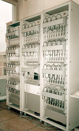 Amoeba Colección de 80 computadoras SPARC conectadas por medio de ethernet en Vrije Universiteit, Amsterdam