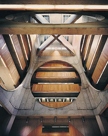 Concepto Kahn tomó en cuenta entradas de luz natural, esencialidad y abstracción geomética lo cual generó un gran prisma en el que el interior está reservado para el depósito