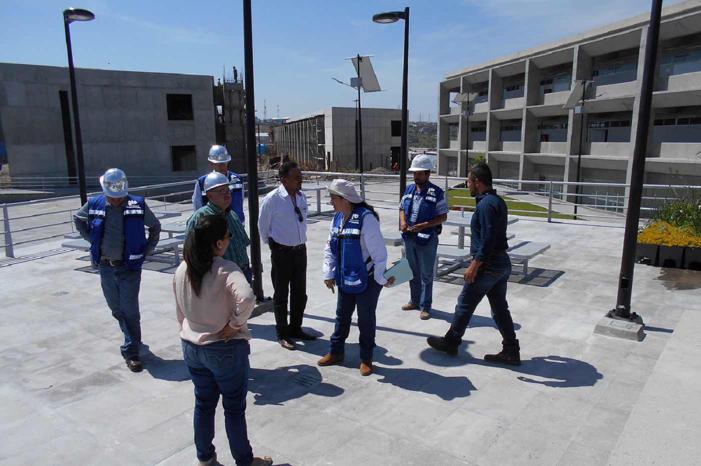 Seguimiento a proyectos y actividades sustantivas Se continuó la validación de proyecto ejecutivo del Centro de Estudios Científicos y Tecnológicos (CECyT 17) León, Guanajuato Enero de 2014 Exigiendo