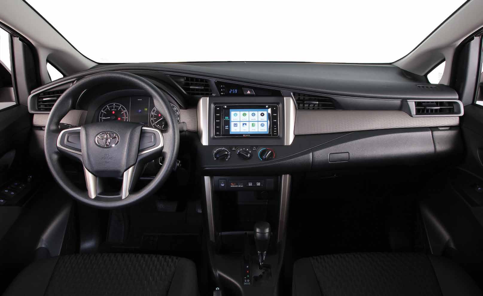 12 13 El equipamiento: Una invitación para estar más tiempo dentro del Innova8 equipamiento El All New Innova8 cumple con altos estándares de equipamiento Toyota los cuales brindan una experiencia