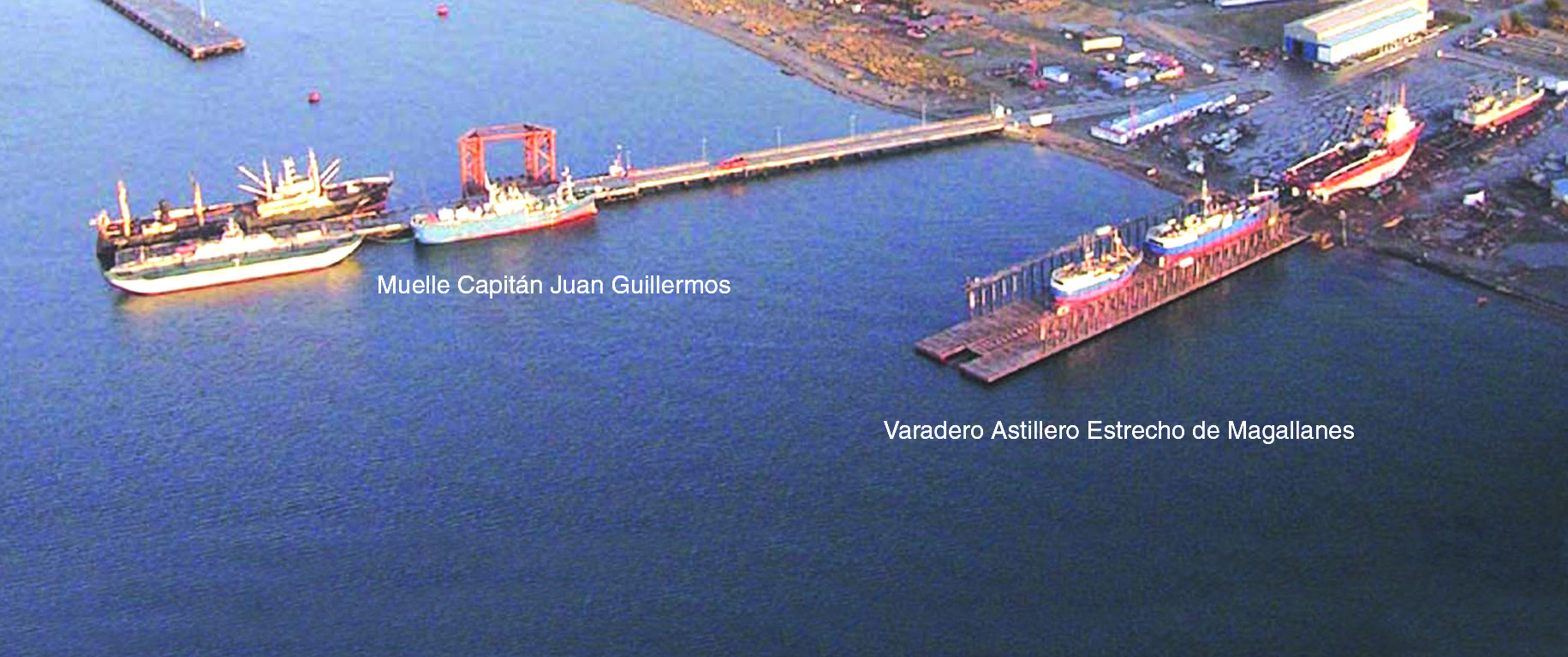 Cap. XI BAHÍA CATALINA (00) XI-8-17 Muelle Capitán Juan Guillermos y varadero Astillero Estrecho de Magallanes Atraque y largada.